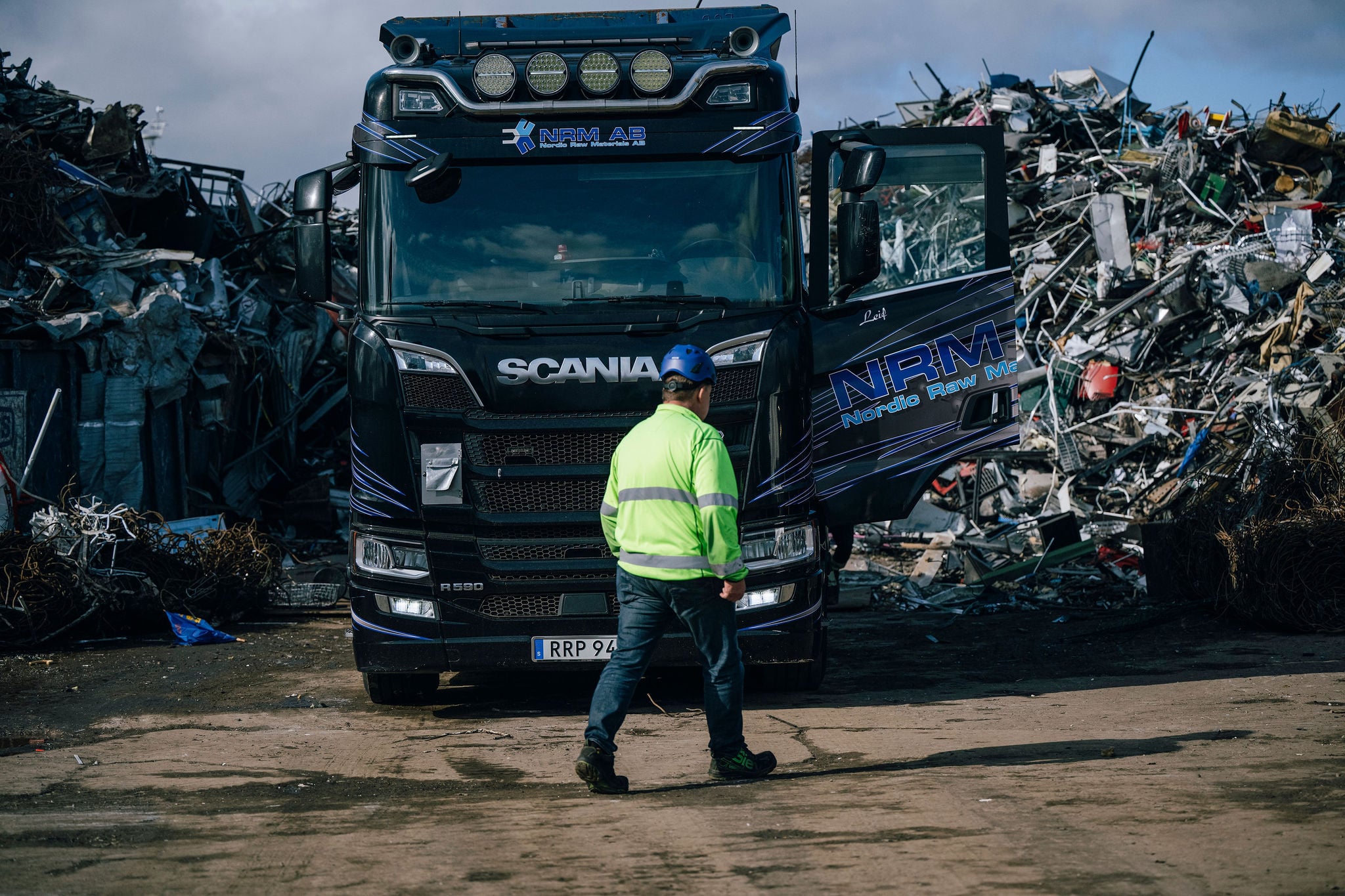 Lastbil och medarbetare vid Nordic Raw Materials metallåtervinningsanläggning i Landskrona.